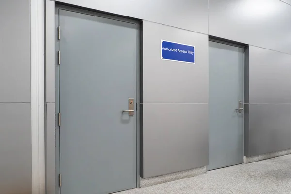 Yetkili personel, metal kapının yanındaki duvarda sadece tabelalar var..