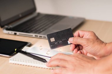 Konsept, cep telefonları, dijital pazarlama ve E-ticaret yoluyla kredi kartları kullanarak dizüstü bilgisayarlardan ve mobil bankacılıktan alışveriş, İnternet ödemeleri ve internet üzerinden alışveriş yapmak..