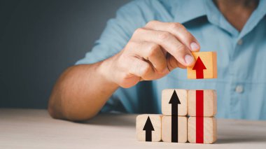 Odun yığını bloğu simge eylem planı, hedef ve hedef, başarı ve iş hedefi konsepti, proje yönetimi, şirket stratejisi geliştirme ile masaya adım.