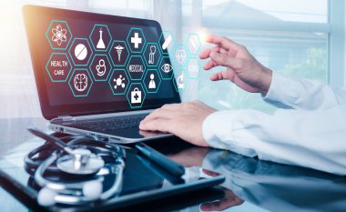 Adamın eli, tıbbi simgelerle çevrili yüksek teknoloji çemberinin merkezine bastığını gösterdi. Çevrimiçi sağlık, sağlık, bilim kavramının tanımı. Arka plan mavi ışık.