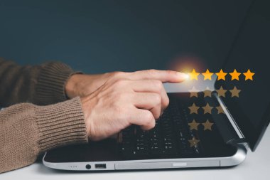 Konsept, beş yıldızlı iyi değerlendirmeli müşteri değerlendirmesi. müşteri memnuniyeti ve yıldızlarla olumlu değerlendirme deneyimi