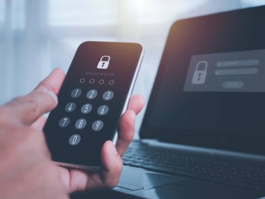 Cep telefonu ve dizüstü bilgisayarı olan bir iş adamı hesabında güvende. Konsept, bir Phishing cep telefonunu şifreyle hacklemek. Akıllı telefona erişim, güvenlik tehditleri ve dolandırıcılık..