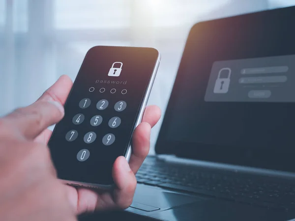 Cep telefonu ve dizüstü bilgisayarı olan bir iş adamı hesabında güvende. Konsept, bir Phishing cep telefonunu şifreyle hacklemek. Akıllı telefona erişim, güvenlik tehditleri ve dolandırıcılık..