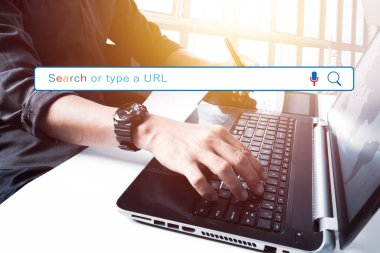 Arama Motoru İyimserleştirme SEO Ağ Kavramının bir işareti. İnternet Veri Bilgilerinin Tarayıcısı boş bir arama çubuğuyla aranıyor. Arka plan işadamı, çevrimiçi arama için laptop ve cep telefonu kullanıyor..