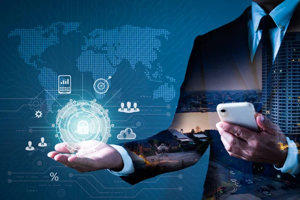 IoT, dijital dönüşüm ve küresel iş ağı bağlantısı kavramı, Nesnelerin İnterneti 'ni tanımlamak için kullanılan terimlerdir. Küresel ağ ve teknoloji simgelerine sahip bir dizüstü bilgisayar kullanmak.