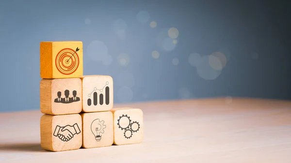 Eylem planı, hedef ve hedef, başarı ve iş hedefi konsepti, proje yönetimi ve şirket stratejisi geliştirme yığılı odun bloğu ikon ile masaya adım