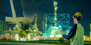 Akıllı endüstriyel mühendis fabrika otomasyon sistemini kontrol etmek ve veri görselleştirmesini işlemek için dijital arayüz kullanıyor. Endüstri kavramı 4.0, dijital üretim ve gelecekteki teknoloji.