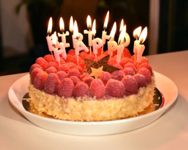 Mumlu güzel bir doğum günü pastası.