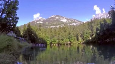 Blausee İsviçre, doğal parktaki güzel mavi göl. 