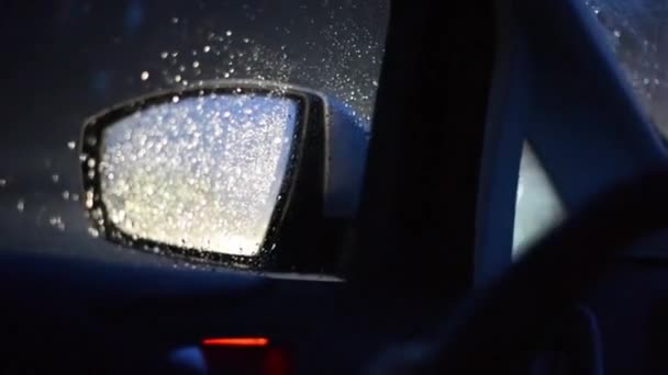 Achteruitkijkspiegel Autorijden Rainy Night Road — Stockvideo