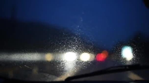 Tampilan Malam Buram Hujan Wipers Gerak Dari Dalam Mobil — Stok Video