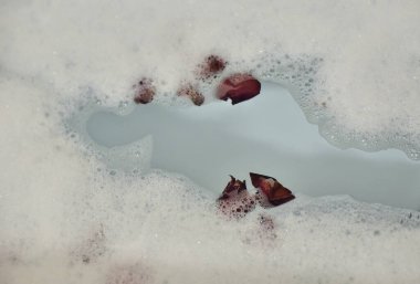 Gül yapraklarıyla köpük banyosu