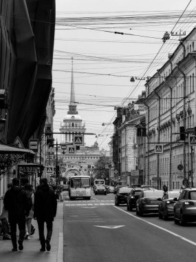 Saint-Petersburg 'da tek renkli sokaklar, siyah-beyaz tarzında ele geçirildi