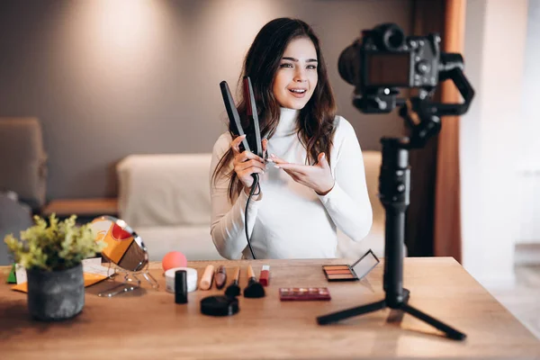 Szépség blogger szép női forgatás napi smink rutin bemutató kamera. Befolyásos fiatal nő élő streaming kozmetikai termék felülvizsgálat hazai stúdióban. Vlogger munka. DIY üzembe smink — Stock Fotó