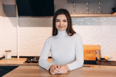 Şirin genç kız gülümsüyor ve mutlu görünüyor. Serbest çalışan bir kadın. Öğrenci kız.