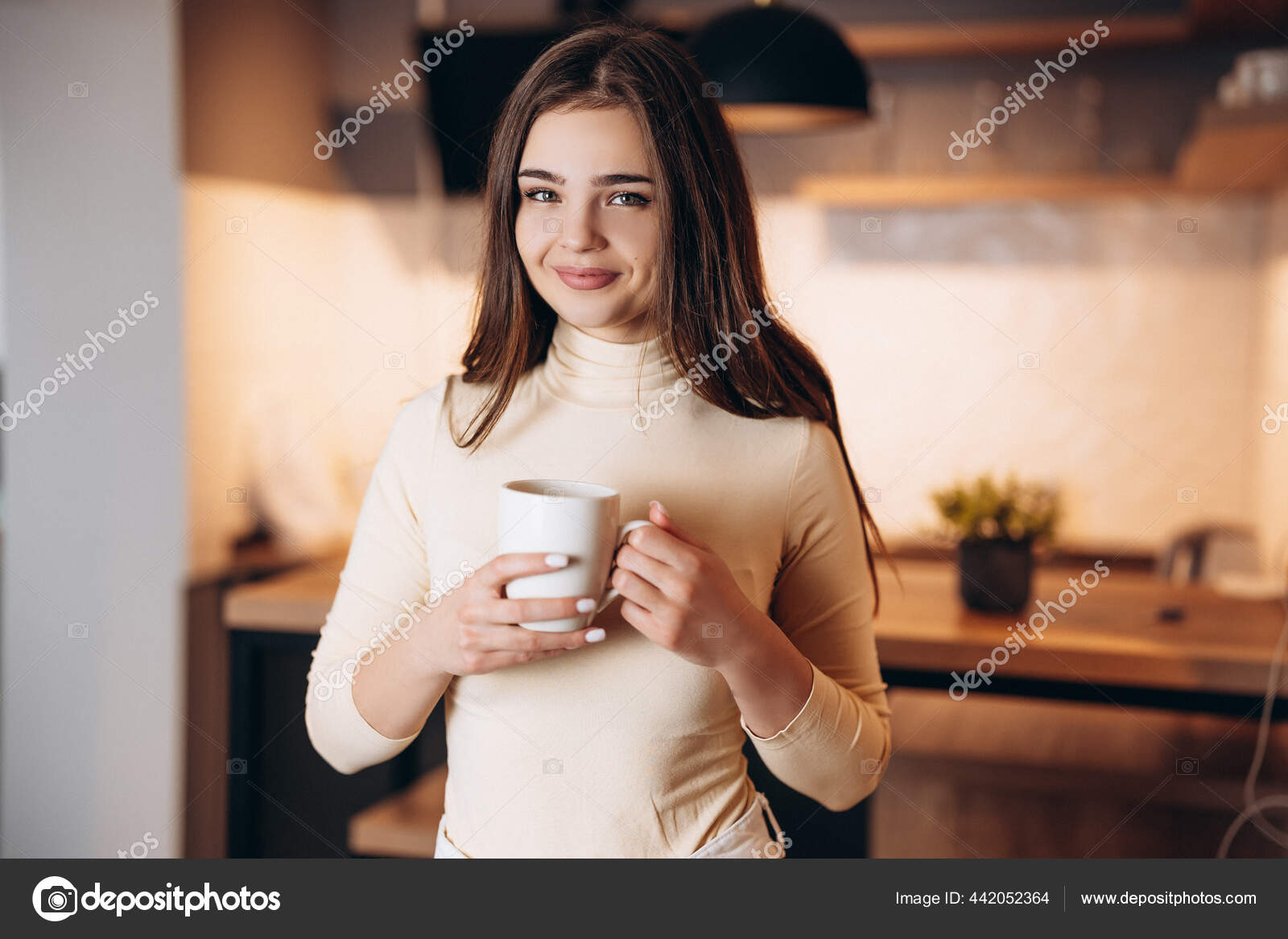 Милая Молодая Девушка С Темными Волосами Пьет Чай Кофе Дома.