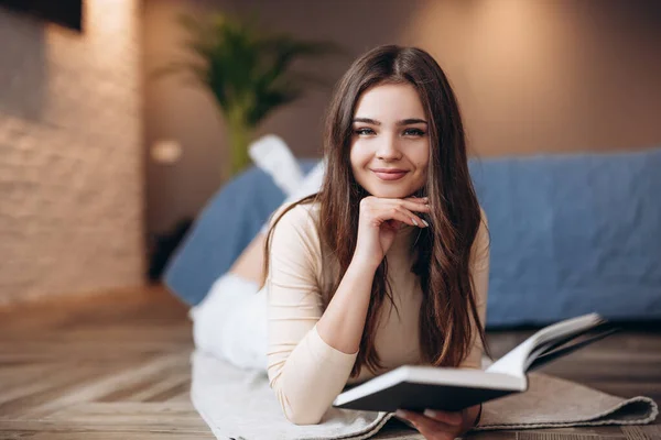 Güzel kız evde defter dergisi okuyor. Genç bir öğrenci. Serbest Çalışan Kadın