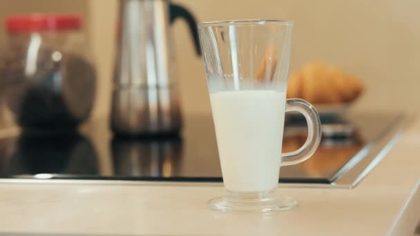 Närbild mjölk är slagen med en skumblandare. Gör hembakat kaffe med mjölk, latte. Morgon i köket — Stockvideo