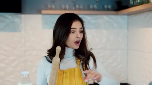 A fiatal vicces nő liszttel kente be az arcát főzés közben. Croissant-t fog csinálni. — Stock videók