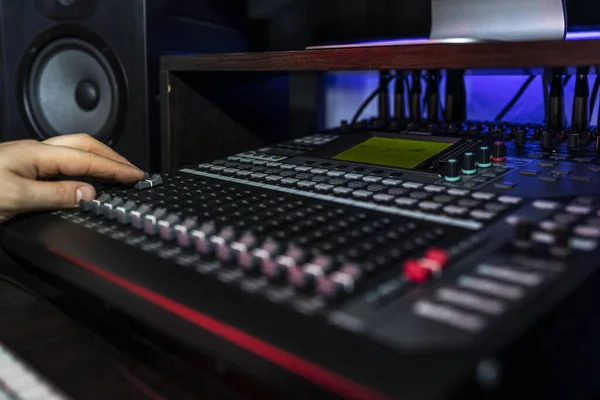 Primer mezclador en el estudio de grabación donde el compositor de canciones está tocando su nueva mezcla. Foto de instrumentos musicales —  Fotos de Stock