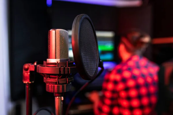 Chiudere il microfono per la trasmissione in studio radio. Foto di registrazione o canto dal vivo — Foto Stock