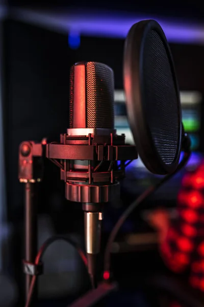 Primer micrófono para difusión en el estudio de radio. Foto sobre grabar o cantar en vivo —  Fotos de Stock