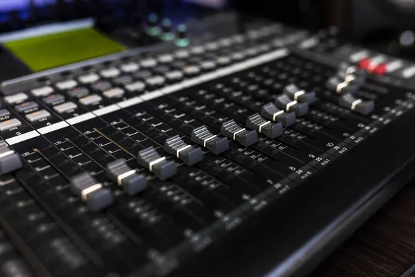 Primo piano mixer in studio di registrazione per DJ, cantautore o produttore musicale. Foto di strumenti musicali — Foto Stock