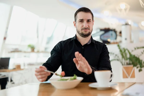 Nechci jíst toho mladého muže s vousy je naštvaný na jídlo, které mu servírka servírovala. Muž je zklamaný ve své oblíbené restauraci. Špatný koncept jídla a služeb. Restaurace na pozadí. — Stock fotografie