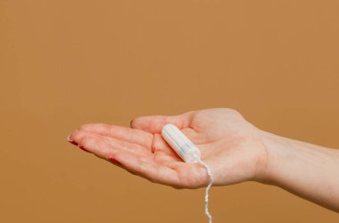 Güzel dişinin elinde pamuklu çubuk, genç ve formda iç çamaşırlarıyla poz veren bir vücut var. Spor, spor, diyet, beslenme ve sağlık konsepti