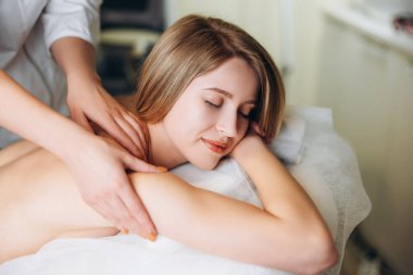 Kaplıca salonundaki genç kadın. Kadın kaplıcada dinleniyor. Spa vücut masajı yapan kadın el tedavisi yapıyor..