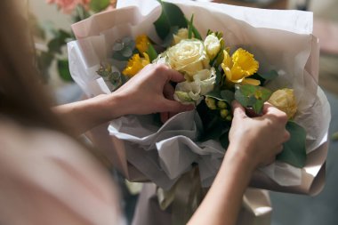 Farklı çiçeklerden güzel ve renkli bir buket. Kadın çiçekçi, tut şunu. Çiçekçide. Kapat.