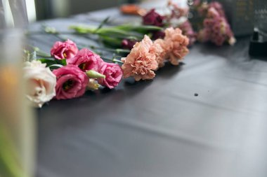 Çiçekçi dükkanı konsepti. Masanın üzerinde güzel bir buket karışık çiçek var. Duvar Kağıdı.