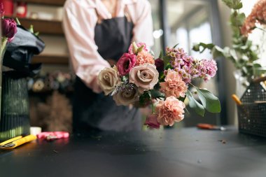 Çiçekçi başyapıtı. Çiçekçinin müşterisine verilen büyük ve güzel bir buketin seçici odağı.