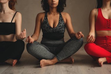 Formda atletik kadınlar yoga yapıyor, kendini kontrol ediyor. Spor salonunda birlikte çalışan güzel kadınlar. Çatı katı endüstriyel spor salonunda yoğun fitness antrenmanı