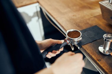 Barista kahve tutacağı tutuyor kahve makinesi için tutacağı bastırıyor, kapat.