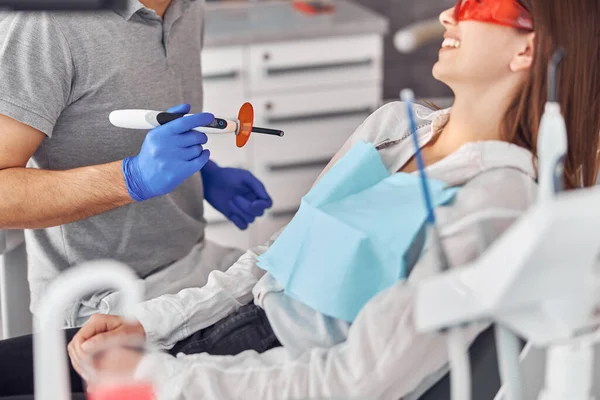Clareamento dos dentes para a mulher. Branqueamento dos dentes na clínica odontológica moderna — Fotografia de Stock