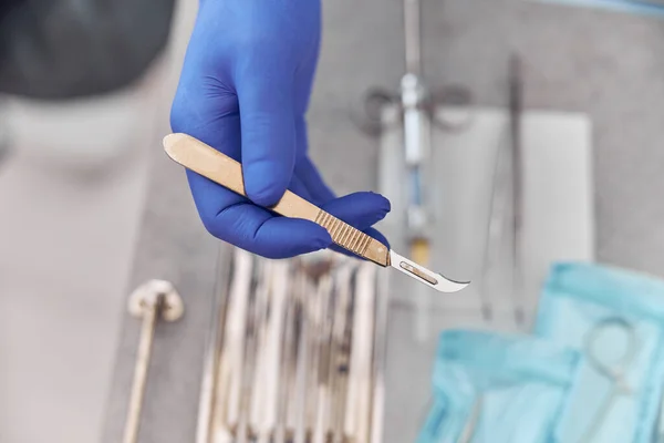 Instrumentos dentários de perto. O dentista usa luvas azuis. Tratamento dentário — Fotografia de Stock