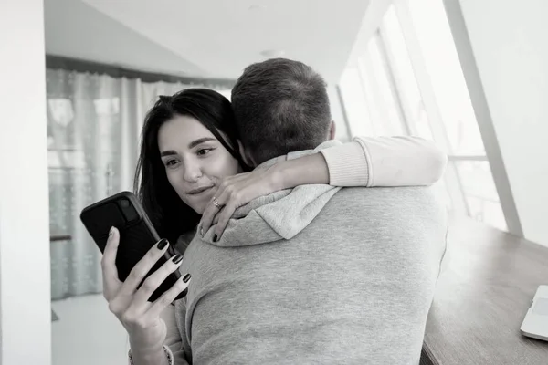 Γυναίκα στέλνει μηνύματα σε άλλους άντρες όταν αγκαλιάζει το αγόρι της. Τα ψέματα πάντα θα ξεπετάγονται. Ο άντρας εμπιστεύεται τη γυναίκα του, αλλά αυτή τον εξαπατά. Απατεώνας. Γυναίκα κοιτάζει στο smartphone της, ενώ αγκαλιάζει τον άντρα — Φωτογραφία Αρχείου