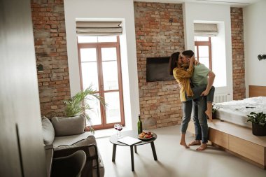 Mutlu genç çift dans ediyor ve duygularını yeni bir dairede sergiliyor. Güzel bir aile yeni bir daireye taşınıyor.