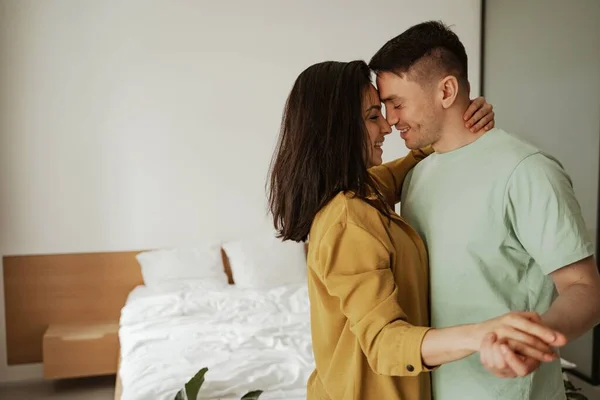 Happy young couple is hugging and showing their feelings. Lovely family moving to new apartment — Stock Photo, Image