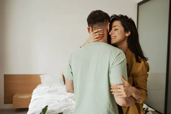 Happy young couple is hugging and showing their feelings, close up. Young family moving to new apartment — Stock Photo, Image