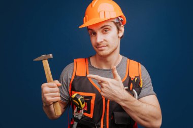 Çekiçli miğferli bir bina, mavi arka planda izole edilmiş.