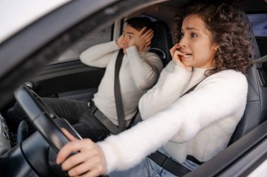 Korkak Avrupalı çift kazara otomobilde