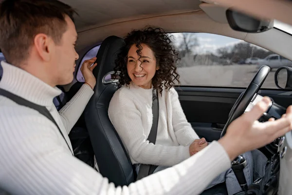 Чоловік щось говорить з кучерявим жінкою в машині — стокове фото