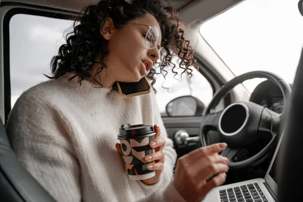 Fille parlant sur téléphone portable dans l'automobile — Photo