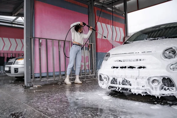 Kız oto yıkama servisinde kişisel oto yıkama