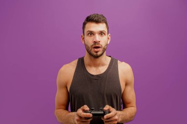 Şaşırmış Avrupalı adam joystick 'te video oyunu oynuyor