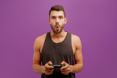 Şaşırmış Avrupalı adam joystick 'te video oyunu oynuyor