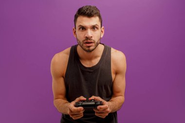 Konsantre adam joystick 'te video oyunu oynuyor