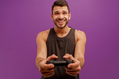 Gergin Avrupalı adam joystick 'te video oyunu oynuyor